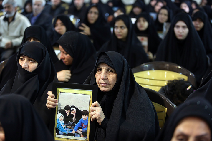 تکریم خانواده شهدای استان قم با حضور خادمان حرم امام حسین(ع)