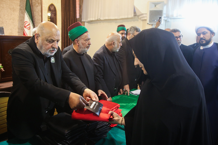 تکریم خانواده شهدای استان قم با حضور خادمان حرم امام حسین(ع)