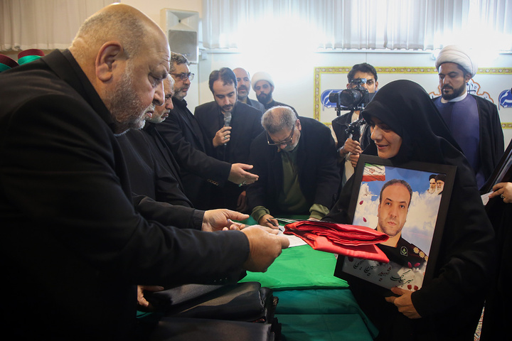 تکریم خانواده شهدای استان قم با حضور خادمان حرم امام حسین(ع)