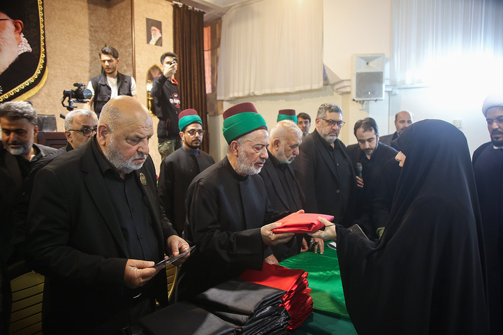 تکریم خانواده شهدای استان قم با حضور خادمان حرم امام حسین(ع)