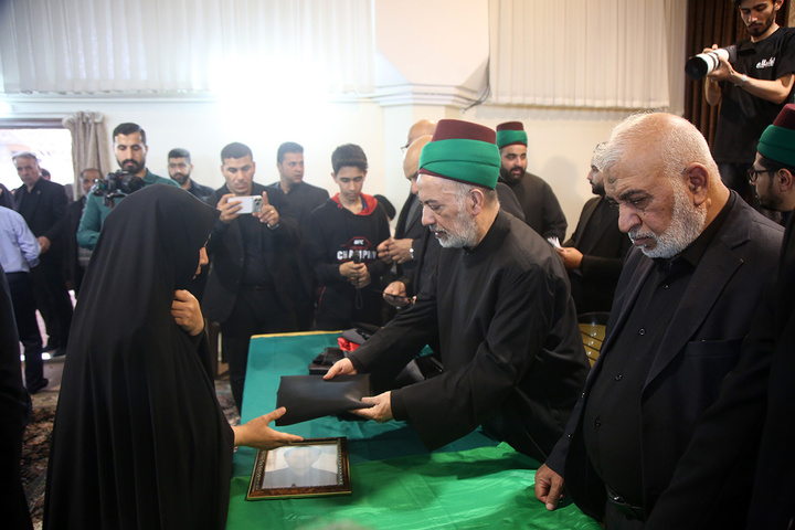 تکریم خانواده شهدای استان قم با حضور خادمان حرم امام حسین(ع)