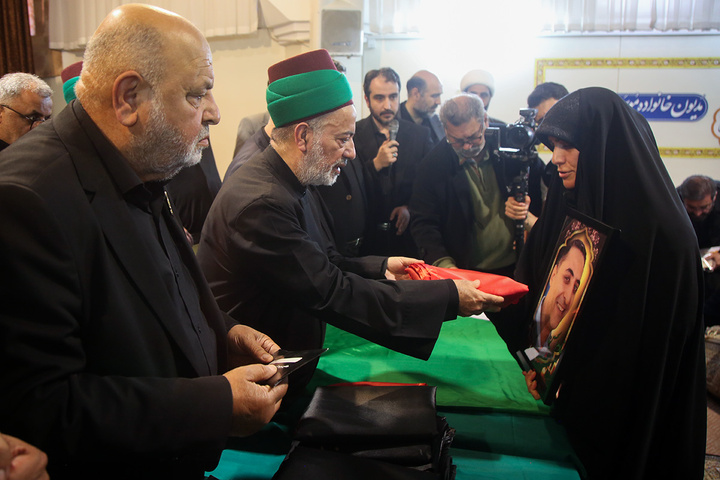 تکریم خانواده شهدای استان قم با حضور خادمان حرم امام حسین(ع)