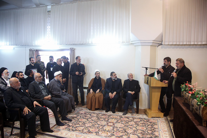 تکریم خانواده شهدای استان قم با حضور خادمان حرم امام حسین(ع)