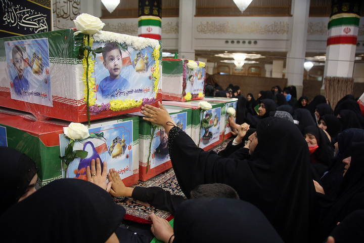 وداع با پیکر شهدای جنگ رمضان در حرم حضرت معصومه (س)