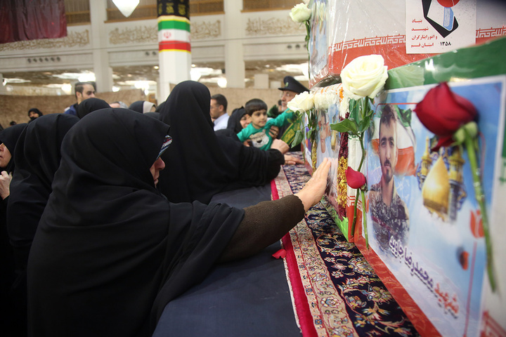 وداع با پیکر شهدای جنگ رمضان در حرم حضرت معصومه (س)