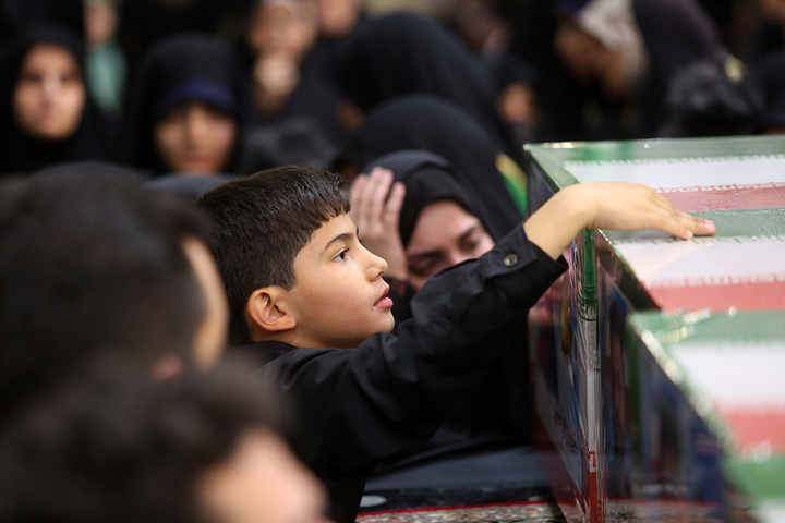 وداع با پیکر شهدای جنگ رمضان در حرم حضرت معصومه (س)