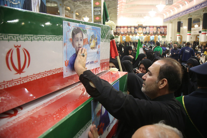 وداع با پیکر شهدای جنگ رمضان در حرم حضرت معصومه (س)