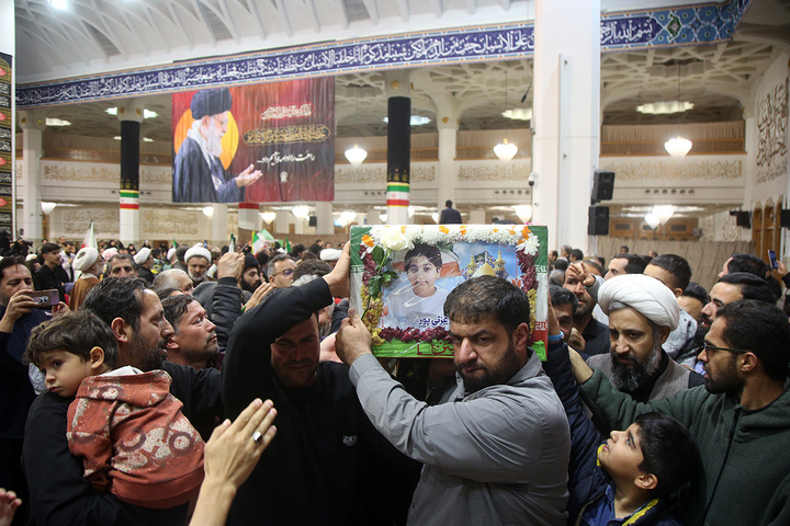 وداع با پیکر شهدای جنگ رمضان در حرم حضرت معصومه (س)