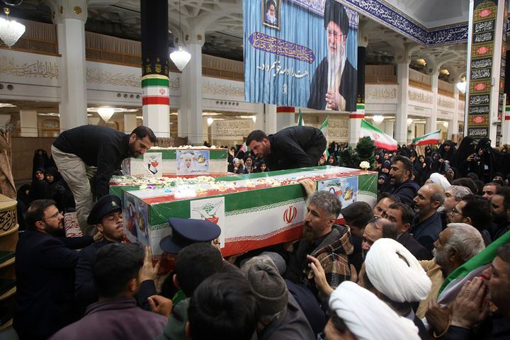 وداع با پیکر شهدای جنگ رمضان در حرم حضرت معصومه (س)