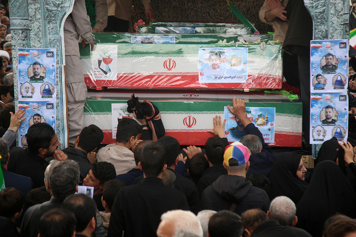 تشییع ۱۲ شهید حملات آمریکایی صهیونی به قم در حرم بانوی کرامت