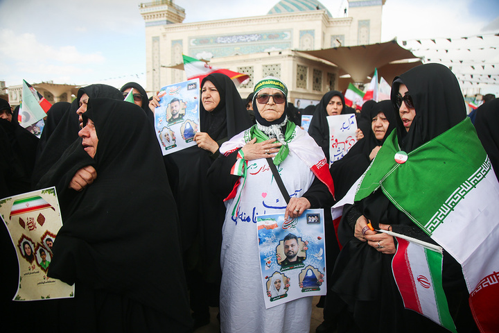 تشییع ۱۲ شهید حملات آمریکایی صهیونی به قم در حرم بانوی کرامت