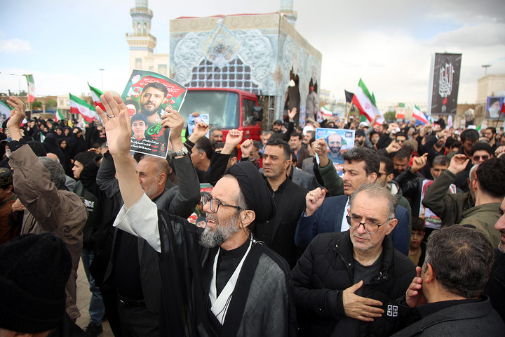 تشییع ۱۲ شهید حملات آمریکایی صهیونی به قم در حرم بانوی کرامت