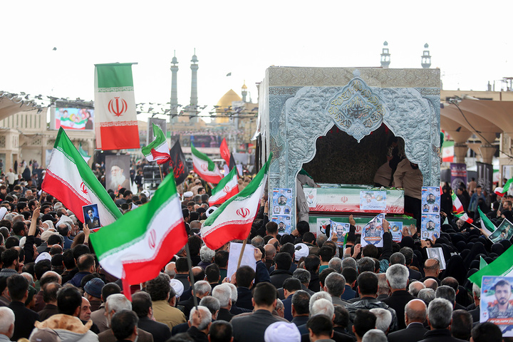تشییع ۱۲ شهید حملات آمریکایی صهیونی به قم در حرم بانوی کرامت