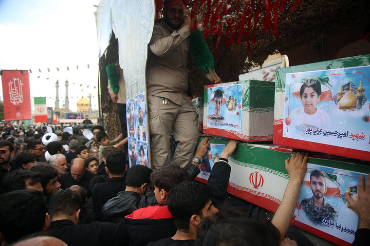 تشییع ۱۲ شهید حملات آمریکایی صهیونی به قم در حرم بانوی کرامت