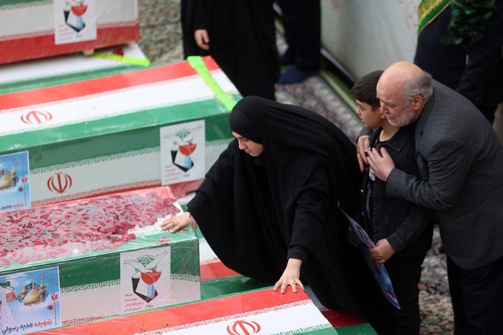 تشییع ۱۲ شهید حملات آمریکایی صهیونی به قم در حرم بانوی کرامت