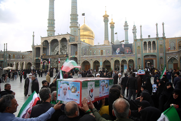 تشییع ۱۲ شهید حملات آمریکایی صهیونی به قم در حرم بانوی کرامت