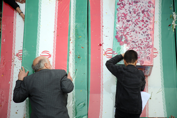 تشییع ۱۲ شهید حملات آمریکایی صهیونی به قم در حرم بانوی کرامت