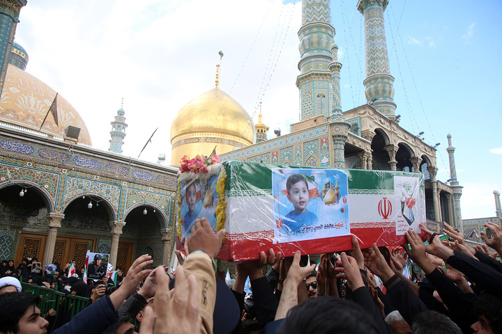 تشییع ۱۲ شهید حملات آمریکایی صهیونی به قم در حرم بانوی کرامت
