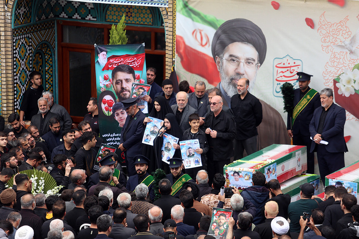 تشییع ۱۲ شهید حملات آمریکایی صهیونی به قم در حرم بانوی کرامت