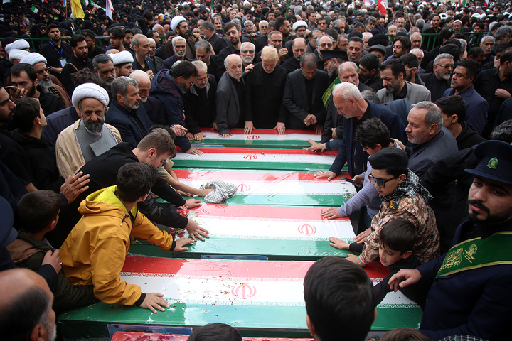 تشییع ۱۲ شهید حملات آمریکایی صهیونی به قم در حرم بانوی کرامت