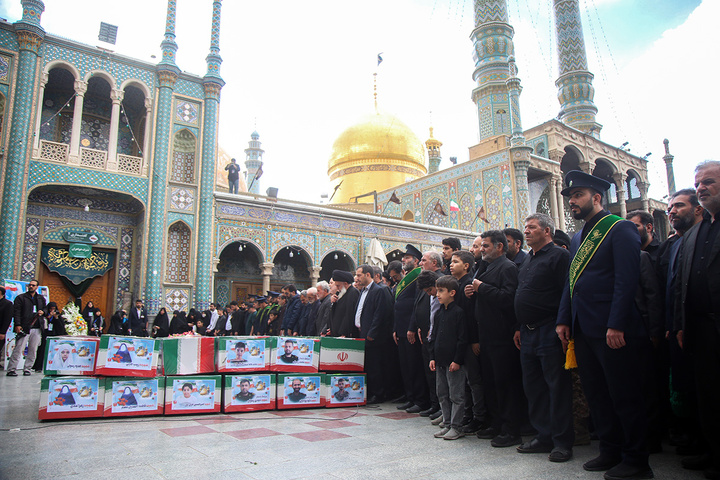 تشییع ۱۲ شهید حملات آمریکایی صهیونی به قم در حرم بانوی کرامت