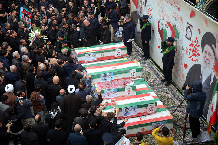 تشییع ۱۲ شهید حملات آمریکایی صهیونی به قم در حرم بانوی کرامت