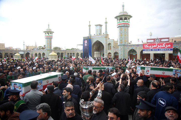 تشییع ۱۲ شهید حملات آمریکایی صهیونی به قم در حرم بانوی کرامت