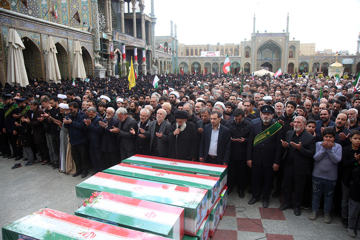 تشییع ۱۲ شهید حملات آمریکایی صهیونی به قم در حرم بانوی کرامت
