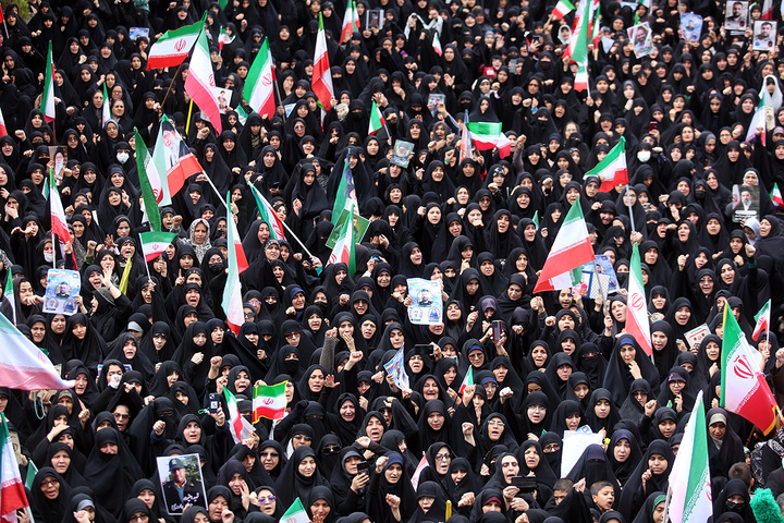 تشییع ۱۲ شهید حملات آمریکایی صهیونی به قم در حرم بانوی کرامت