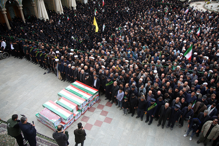 تشییع ۱۲ شهید حملات آمریکایی صهیونی به قم در حرم بانوی کرامت