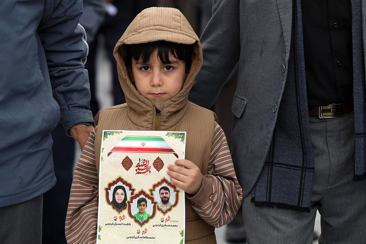 شکوه جمعیت حاضر در تشییع شهدای حمله دشمن به منطقه هنرستان قم