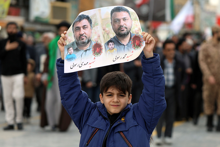 شکوه جمعیت حاضر در تشییع شهدای حمله دشمن به منطقه هنرستان قم