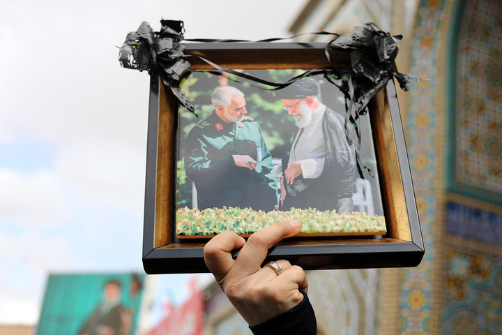 شکوه جمعیت حاضر در تشییع شهدای حمله دشمن به منطقه هنرستان قم