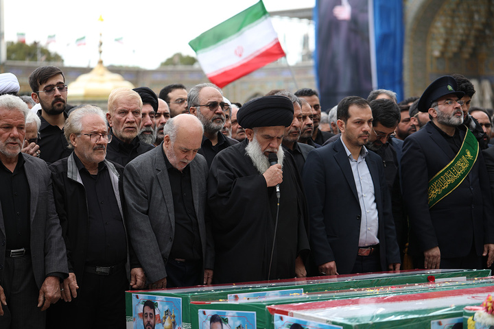 شکوه جمعیت حاضر در تشییع شهدای حمله دشمن به منطقه هنرستان قم