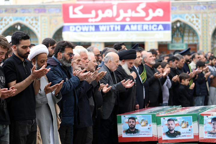 شکوه جمعیت حاضر در تشییع شهدای حمله دشمن به منطقه هنرستان قم