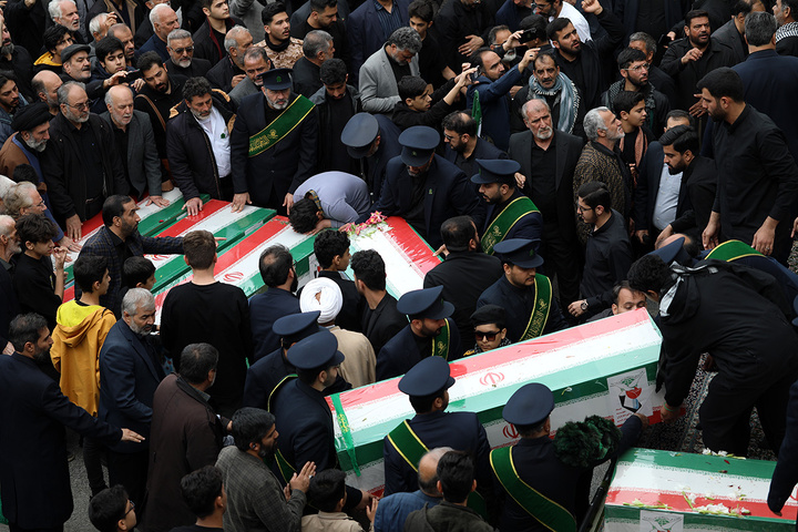 شکوه جمعیت حاضر در تشییع شهدای حمله دشمن به منطقه هنرستان قم