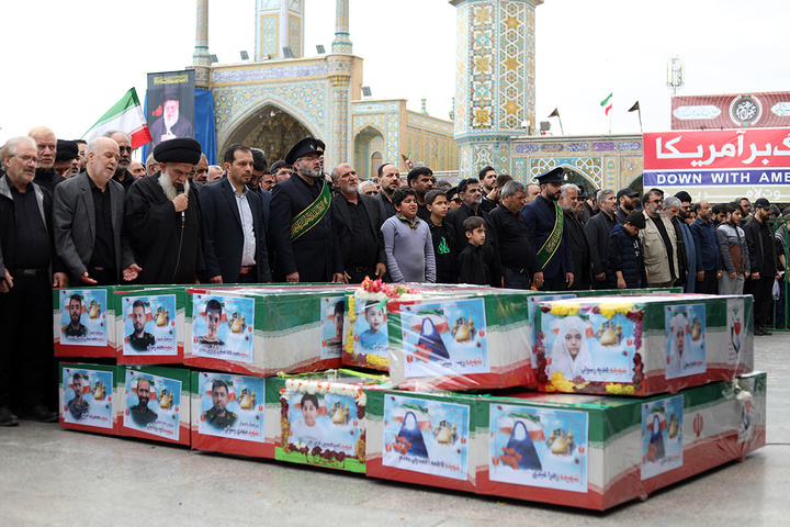 شکوه جمعیت حاضر در تشییع شهدای حمله دشمن به منطقه هنرستان قم