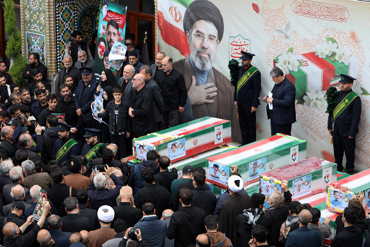 شکوه جمعیت حاضر در تشییع شهدای حمله دشمن به منطقه هنرستان قم