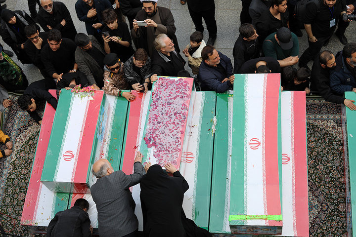 شکوه جمعیت حاضر در تشییع شهدای حمله دشمن به منطقه هنرستان قم