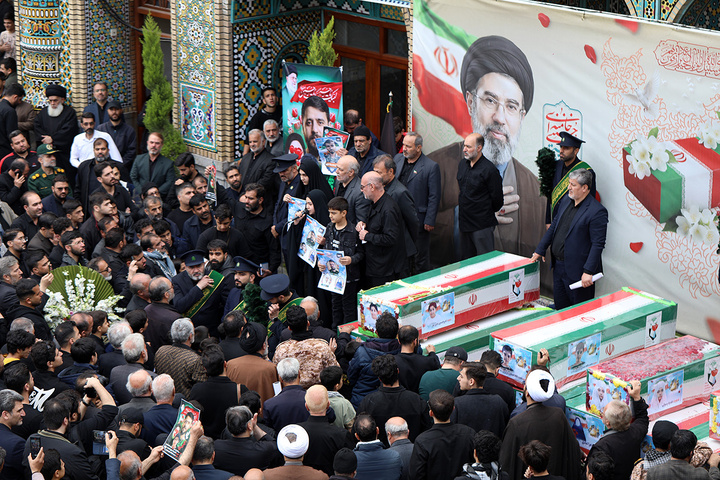 شکوه جمعیت حاضر در تشییع شهدای حمله دشمن به منطقه هنرستان قم