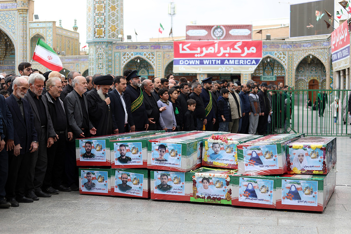 شکوه جمعیت حاضر در تشییع شهدای حمله دشمن به منطقه هنرستان قم