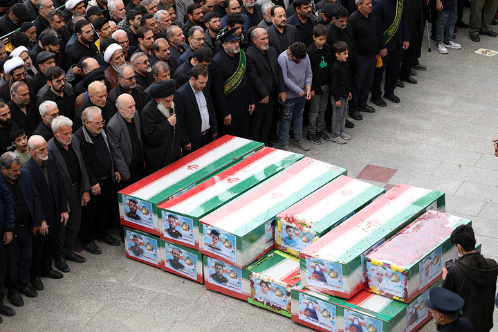 شکوه جمعیت حاضر در تشییع شهدای حمله دشمن به منطقه هنرستان قم