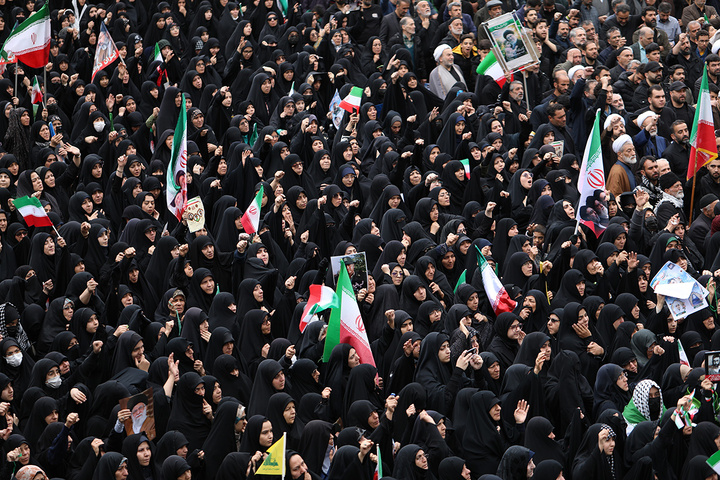 شکوه جمعیت حاضر در تشییع شهدای حمله دشمن به منطقه هنرستان قم