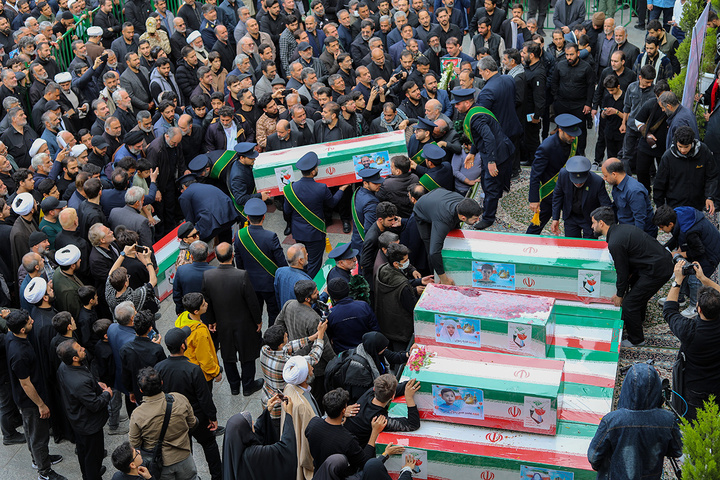 شکوه جمعیت حاضر در تشییع شهدای حمله دشمن به منطقه هنرستان قم