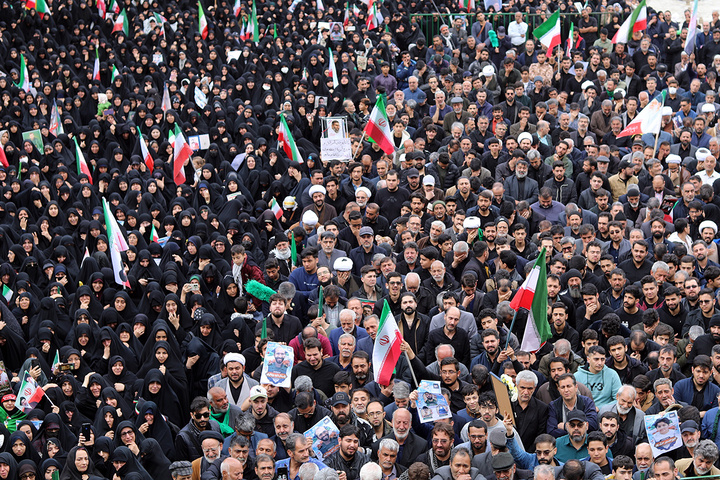 شکوه جمعیت حاضر در تشییع شهدای حمله دشمن به منطقه هنرستان قم