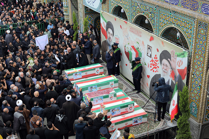 شکوه جمعیت حاضر در تشییع شهدای حمله دشمن به منطقه هنرستان قم