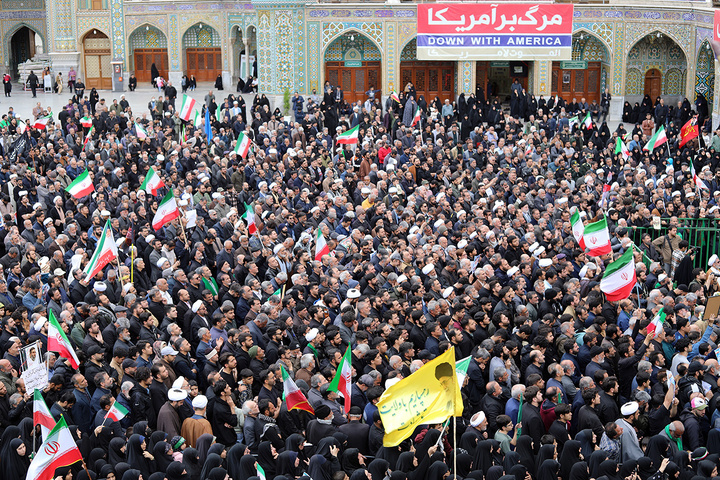 شکوه جمعیت حاضر در تشییع شهدای حمله دشمن به منطقه هنرستان قم