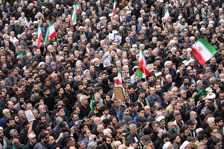 شکوه جمعیت حاضر در تشییع شهدای حمله دشمن به منطقه هنرستان قم