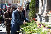 ادای احترام به یادمان رهبر شهید انقلاب در حرم حضرت معصومه (س)