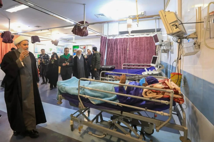 وفد العتبة العباسية يزور الجرحي و عوائل الشهداء في إيران
